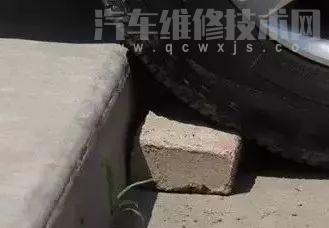 怎么上马路牙子不伤车（怎么上马路牙子不刮底盘）